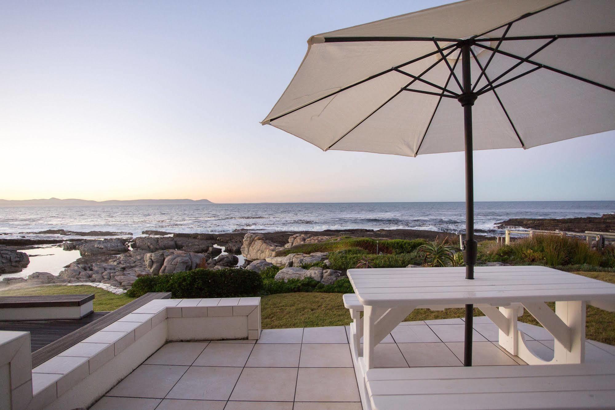 Beachfront House - Hermanus Whale View Villa Bagian luar foto